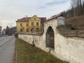 Hüttenbrennerhaus mit Mauer - 2020